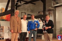 Oldtimerfreunde Zülpich Rallye 2012: Siegerehrung ... Bürgermeister, Sportwart plus das Gesamtsiegerteam