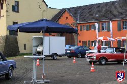 Oldtimerfreunde Zülpich Rallye 2012: ein Teilnehmer brachte seinen Oldtimer im Anhänger nach Langendorf