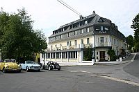 Oldtimerfreunde Zülpich: Jubiläumsfahrt - vor dem Hotel Seehof in Bütgenbach
