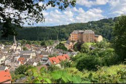 Oldtimerfreunde Zülpich - - Blick auf Malberg und das Schloss Malberg - Saisonabschlußfahrt in die Eifel 2021